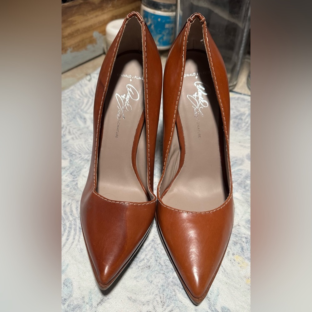 Donald Pliner signature pumps